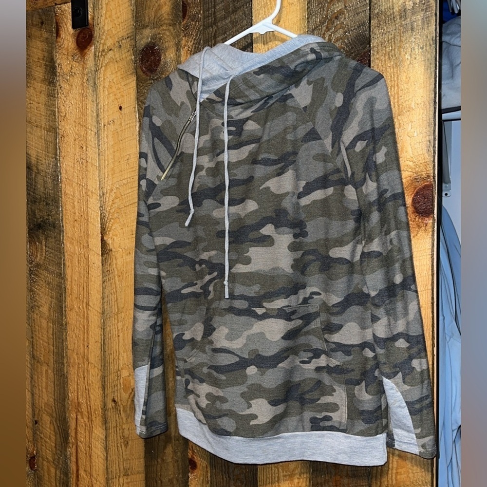 Camo hooded long sleeve